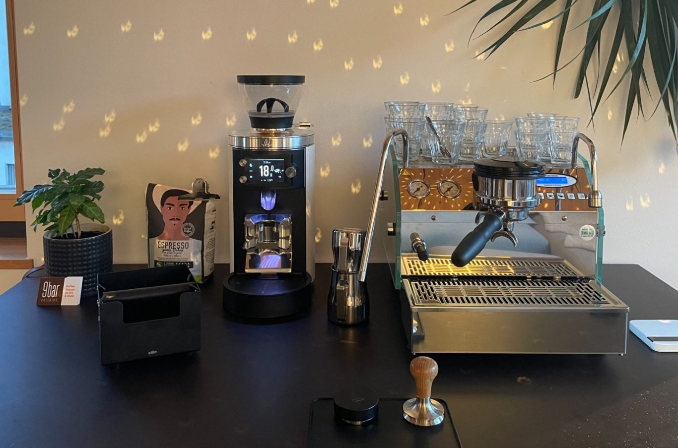 Schöne Gastro-Espressomaschine und Kaffeemühle