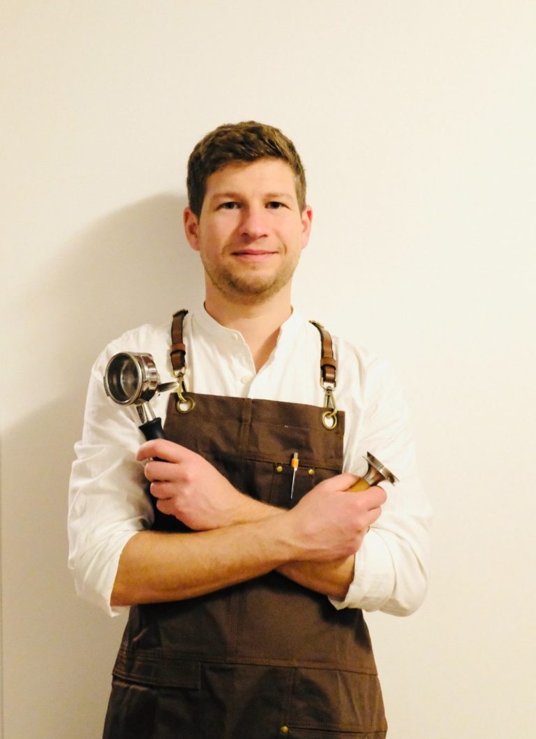 Der Barista mit seinem Werkzeug