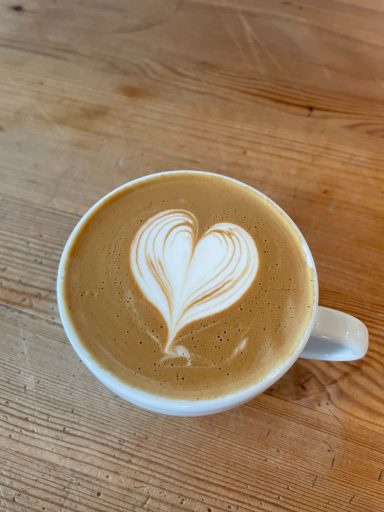 Cappuccino wird mit schönem Herz abgerundet